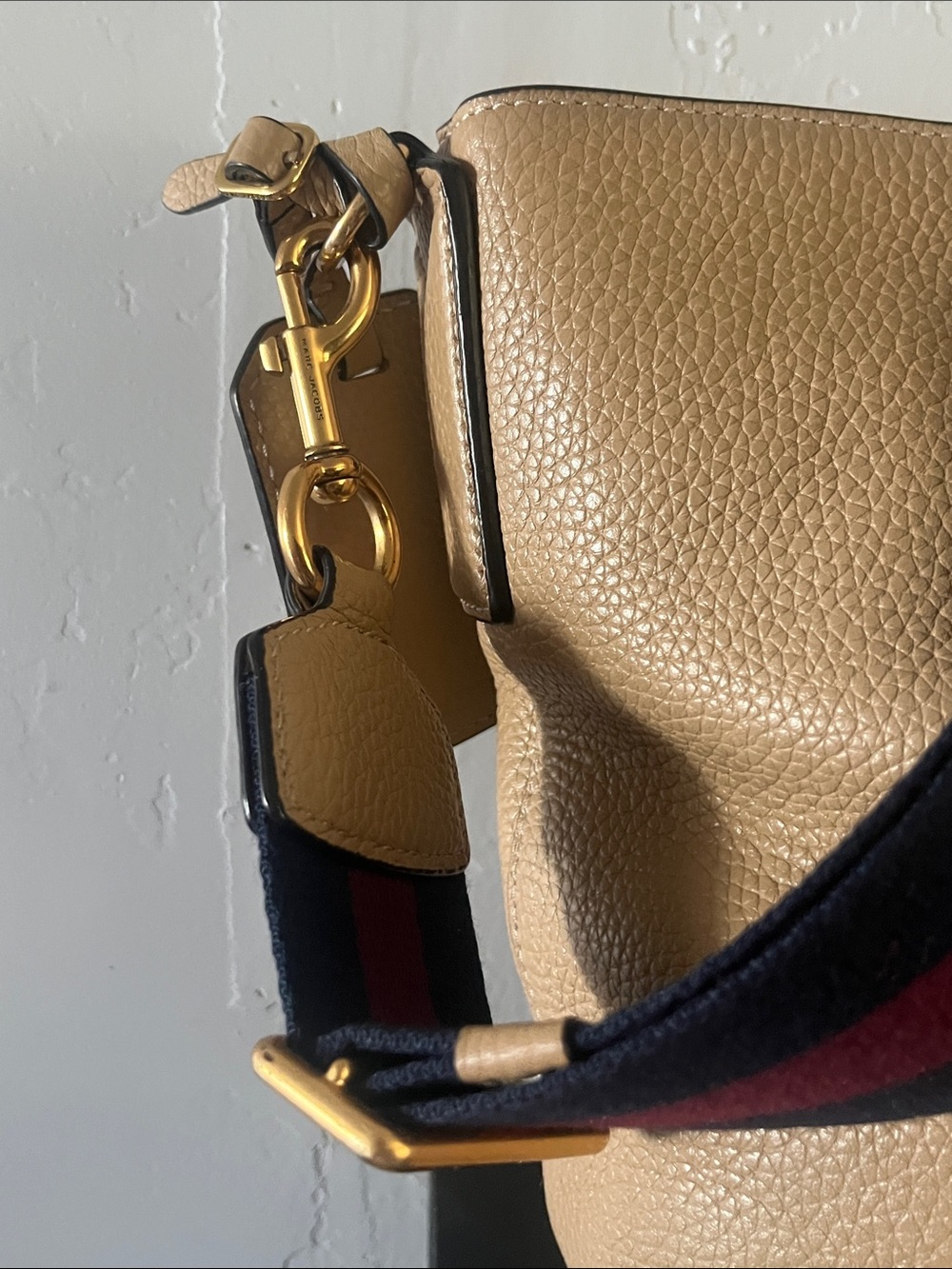 Marc Jacobs Gotham Leather Bucket Crossbody Tan Bag w/Blue and Burgundy Strap - Picture 7 of 9
